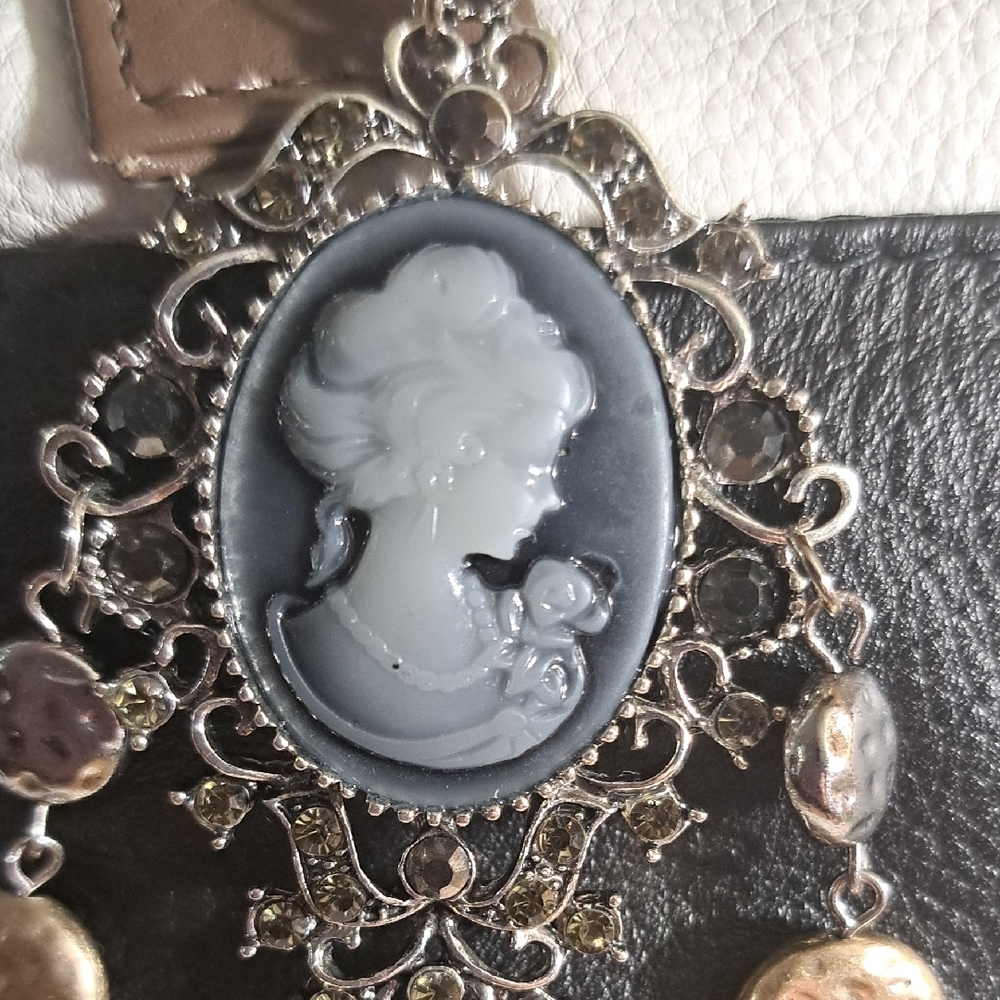 Hand Crafted Elegant Cameo Pendant Bag Jewelry  Gold  Silver Accents - Picture 3 of 5